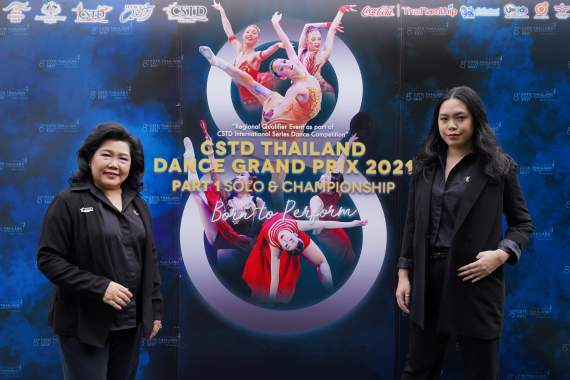 สองผู้จัดงาน วัลลภา และ นวินดา ปัจฉิมสวัสด