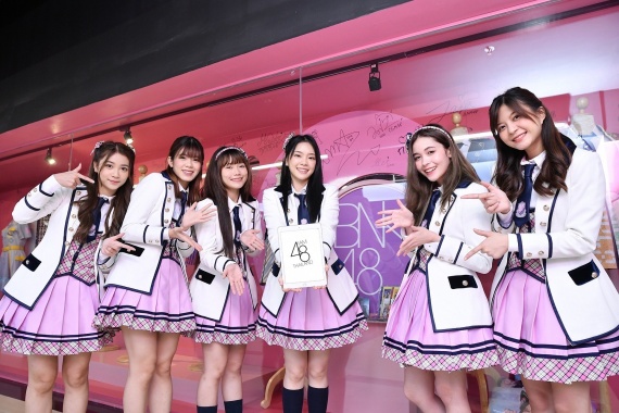 เฌอปราง กัปตันวง BNK48 พร้อมด้วย มิวสิค วี นิกี้ ฮูพ และป๊อปเปอร์