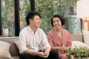 นพ.อภิวัฒน์ อัครพัฒนานุกูล และคุณแม่