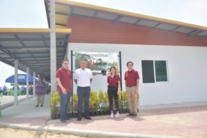 ผู้บริหารจาก SC Johnson และคุณวิชญ มูลนิธิที่อยู่อาศัยประเทศไทย ถ่ายภาพร่วมกัน