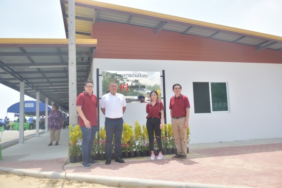 ผู้บริหารจาก SC Johnson และคุณวิชญ มูลนิธิที่อยู่อาศัยประเทศไทย ถ่ายภาพร่วมกัน