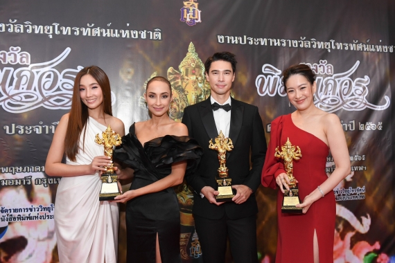 01พิธีกร จากรายการต่าง ๆ ช่อง MONO29 รับรางวัล