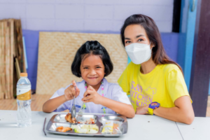 batch_น้องๆ รับประทานอาหารกลางวัน