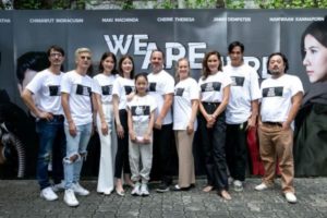 batch_ภาพหมู่นักแสดงและผู้กำกับภาพยนตร์ we are here (1)