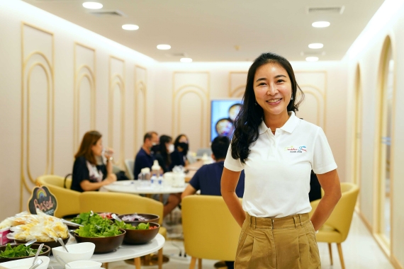 ภญ.จิตราวดี เหมมณฑารพ เภสัชกร และ เจ้าของร้