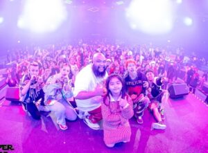 ถ่ายภาพหมู่ร่วมกับแฟนคลับ