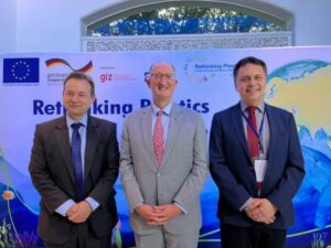 batch_จากซ้าย ฯพณฯ มร.เกออร์ค ชมิดท์, ฯพณฯ มร.เดวิ