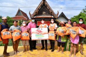 1.รองนายก และชาวบ้านรับมอบ