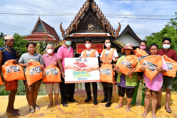 1.รองนายก และชาวบ้านรับมอบ