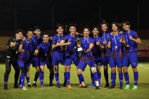 สีน้ำเงินรับถ้วยรางวัลผู้ชนะ