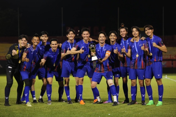 สีน้ำเงินรับถ้วยรางวัลผู้ชนะ