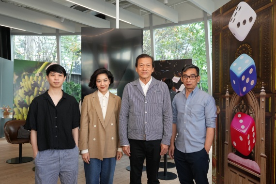 09 คณะผู้จัดงานและเหล่าศิลปินที่มาร่วมแสด