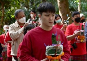 004 หนุ่มฟลุท พร้อมเครื่องสักการะและธิษฐานอย่างตั้งใจ ปก