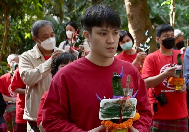 004 หนุ่มฟลุท พร้อมเครื่องสักการะและธิษฐานอย่างตั้งใจ ปก