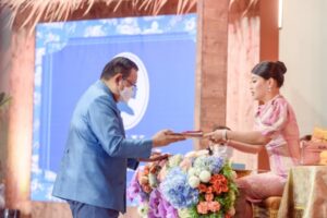 batch_1. เสด็จเสด็จพระราชทานเหรียญรางวัลแก่ผู้ชนะการประกวดผ้าลายพระราชทาน