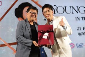 คุณประชามอบของที่ระลึก