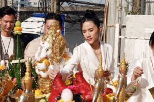 น้ำแข็งเปิดตึก ปก