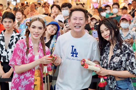 อิงฟ้า ชาล็อต นำพวงมาลัยมาสวัสดีปีใหม่บอสณวัฒน์