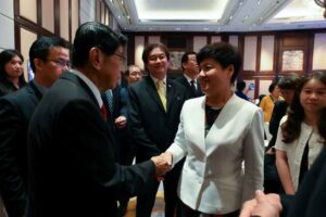 นายวิษณุ เครืองาม รองนายกรัฐมนตรี -นางไช่ ล