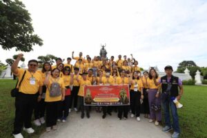 คณะถ่ายภาพร่วมกัน ณ พระราชานุสาวรีย์ สมเด