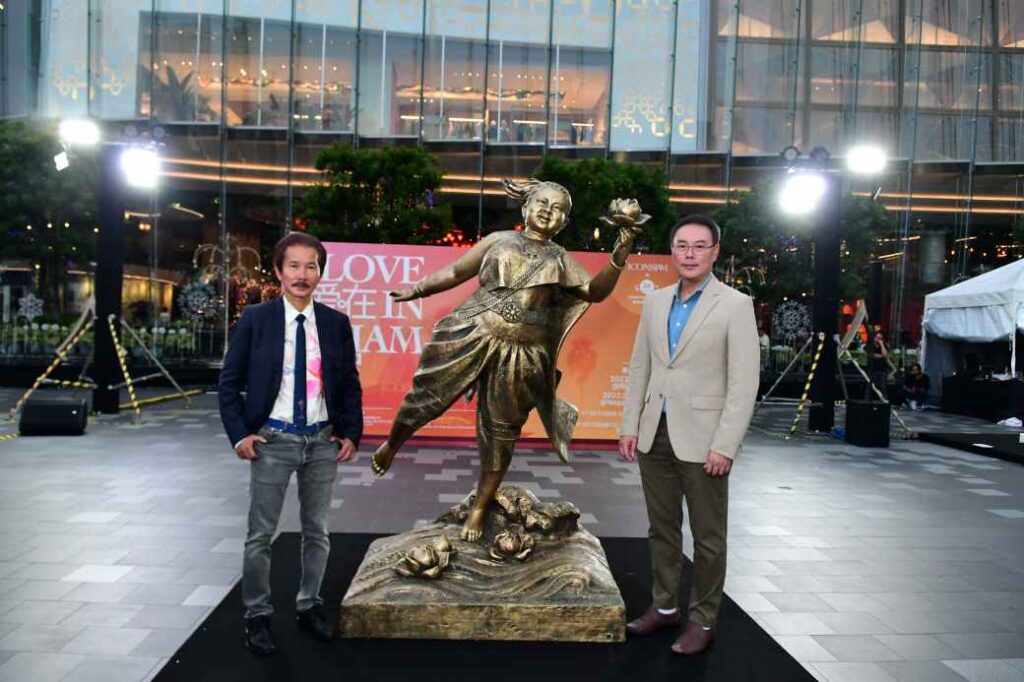 6.มร.ซู หวงเฟย ถ่ายภาพร่วมกับคุณสุพจน์ ชัยว