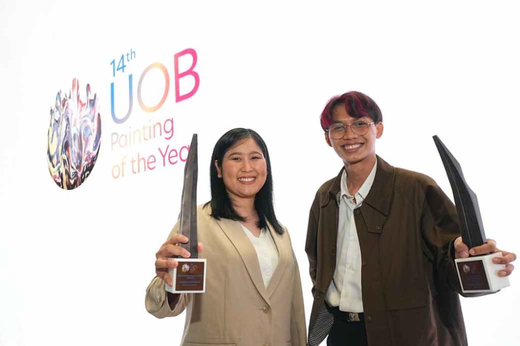 นางสาวปรัชญา เจริญสุข (ซ้าย) นายสันติภาพ เพ