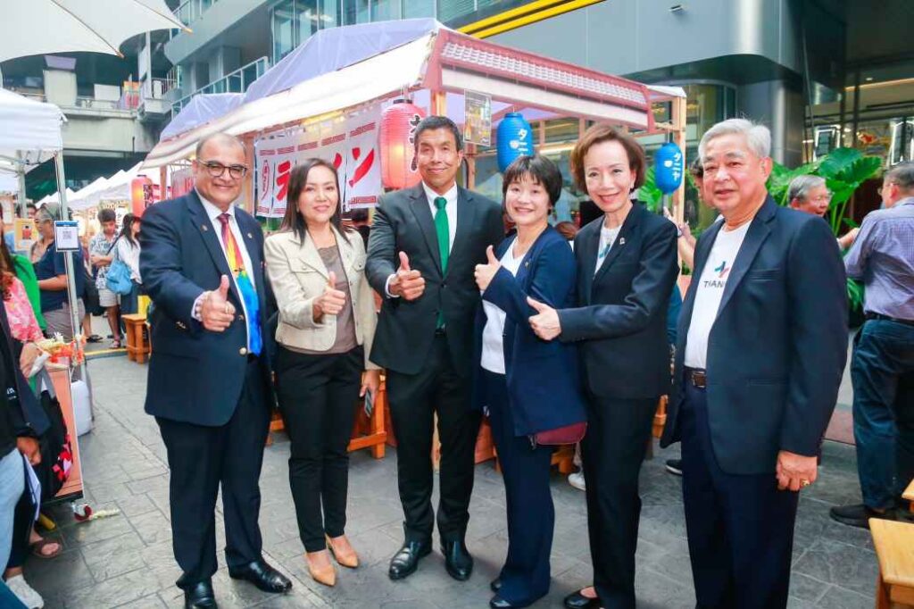 ประธานในพิธีและคณะผู้บริหารร่วมเดินงาน