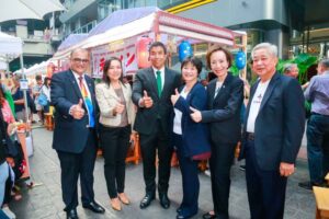 ประธานในพิธีและคณะผู้บริหารร่วมเดินงาน