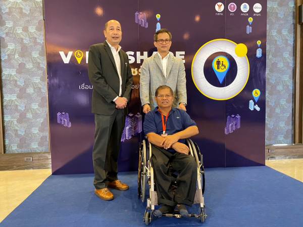 batch_นายปกรณ์ เพชรประยูร และผู้บริหาร ถ่ายภาพร