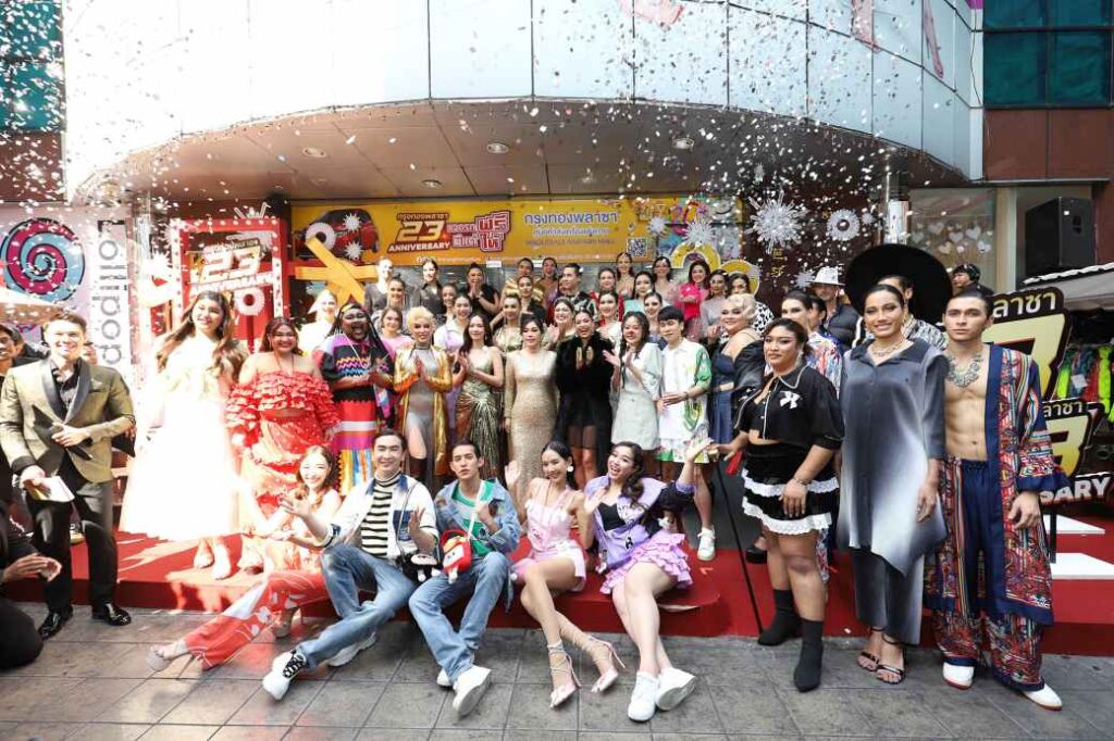 ภาพหมู่หน้าห้างกรุงทองพลาซา