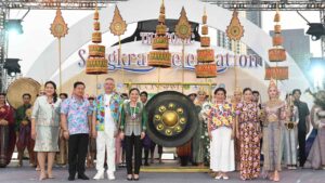 ภาพผู้บริหารบนเวที สงกรานต์ไอคอน ปก