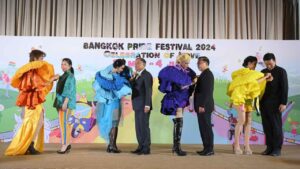 01.3_ติดเข้มกลัด บนเวที งานแถลงข่าว Bangkok Pride festival 2024