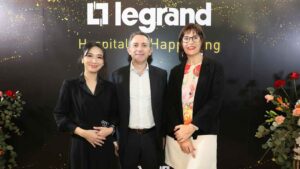 1 คุณนพมาศ 2 คุณบานัว โคก้า ประธานเจ้ ปก