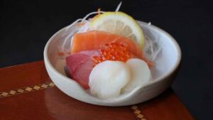 สามสหายซาซิมิพรีเมียม ดิเอมเมอร์รัล