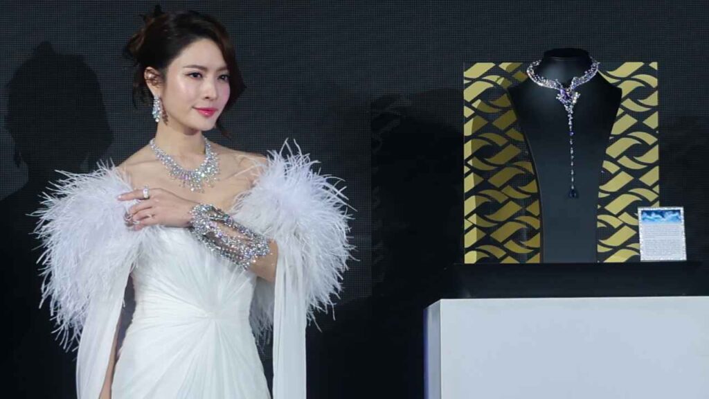 แอฟ ร่วมงานเพชร125ล้านบาท ปก