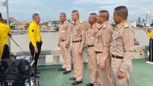 เสนาธิการ ปก