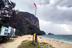 ปักธงแดงอ่าวมาหยา