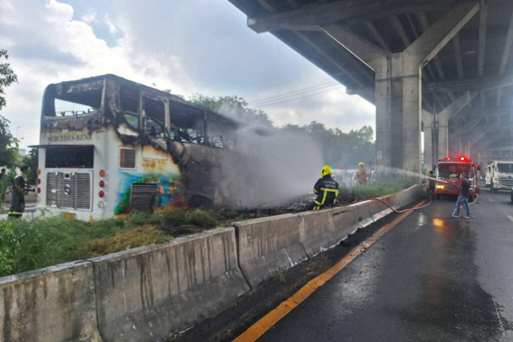 รถบัสทัศนศึกษาไฟไหม้