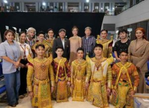 แพนเค้ก เขมนิจ ร่วมชม โขน ปก