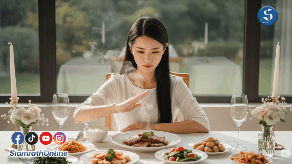 ผู้หญิง นั่งทานอาหาร ไม่ทานนื้อวัว