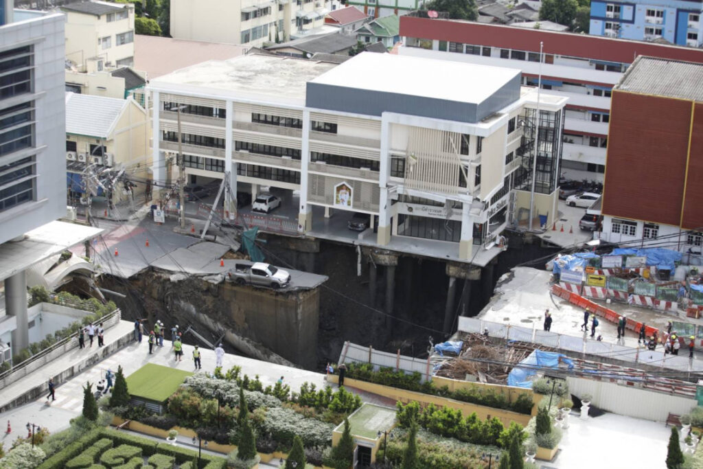 ถนนทรุดหน้า รพ วชิระ