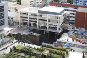 ถนนทรุดหน้า รพ วชิระ