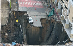 รถกระบะหลุมยักษ์๒