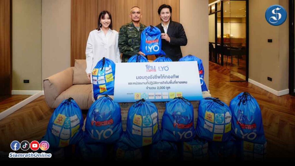 หนุ่ม-กรรชัยส่งมอบถุงยังชีพให้กองทัพ ปก